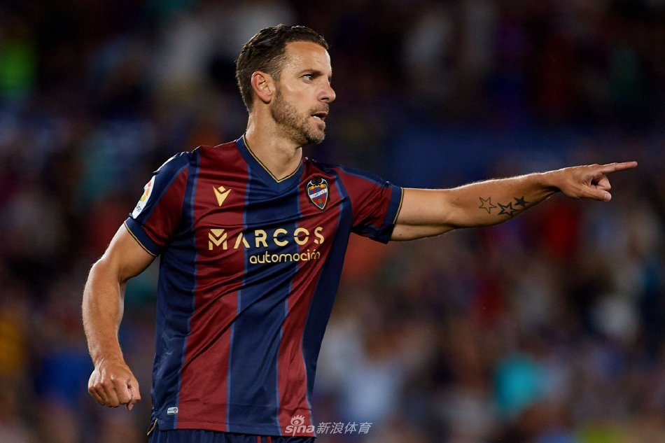 表现得近乎 表现得近乎